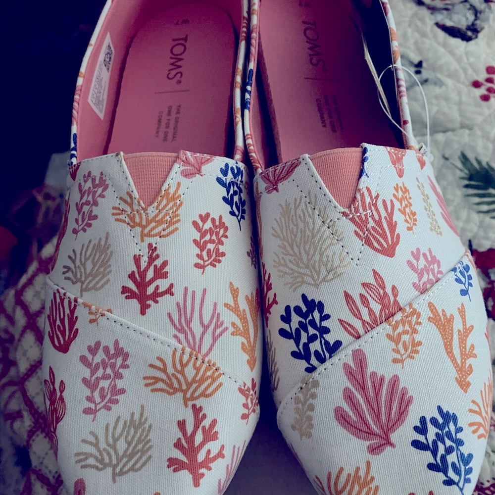 NIB Tom’s Coral Reef Shoes